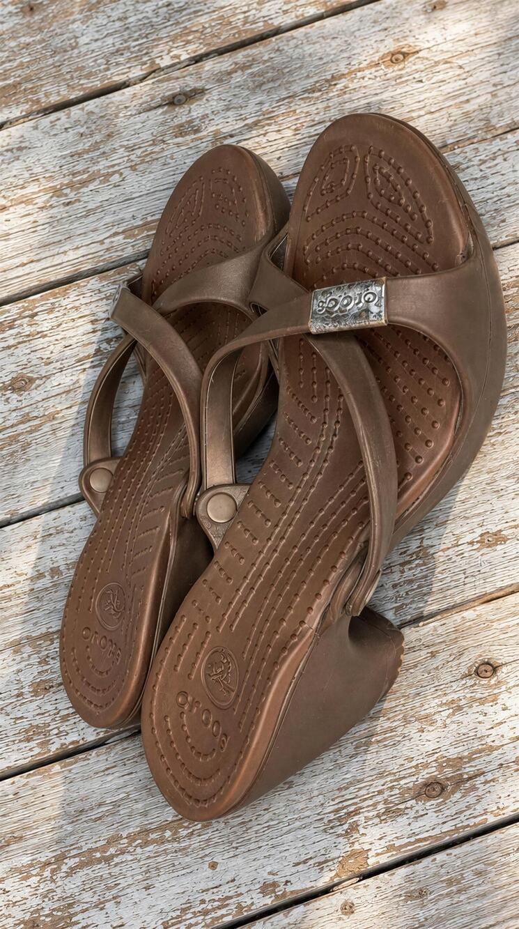 Crocs Cyprus Wedge Sandals Womens Size 8 Brown Slip On Crisscross Strap
